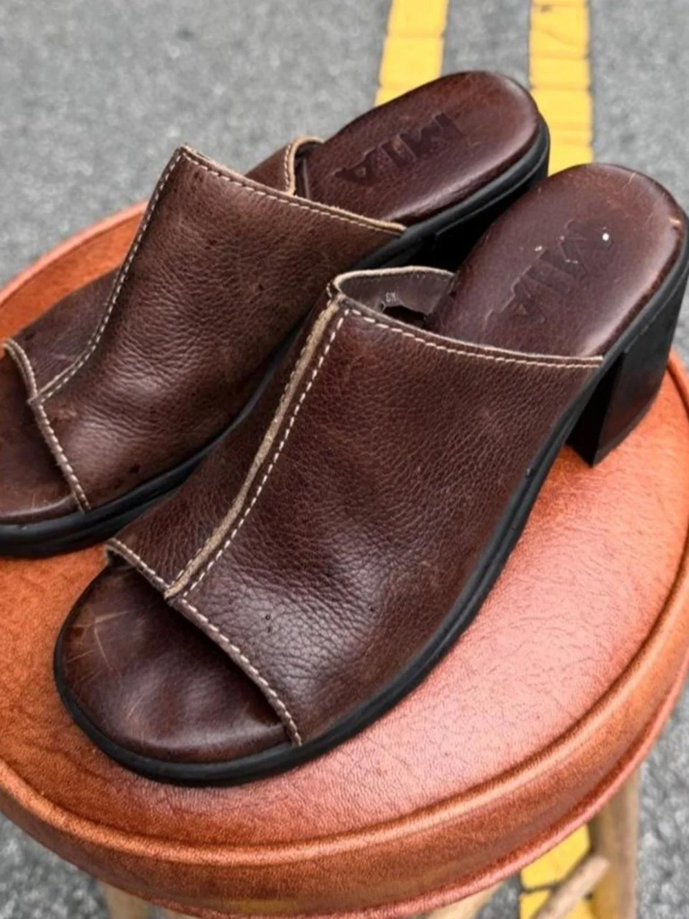 Vintage 90s brown leather wedges 🪐